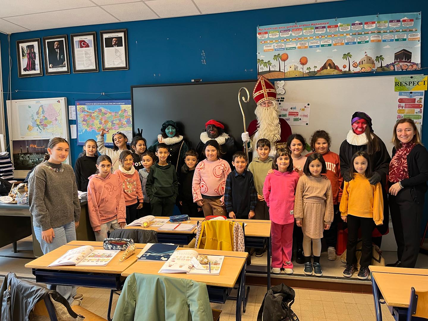 Sinterklaas ve Zwartepiet Houthalen Türkçe dersi sınıfımıza ziyaret etti